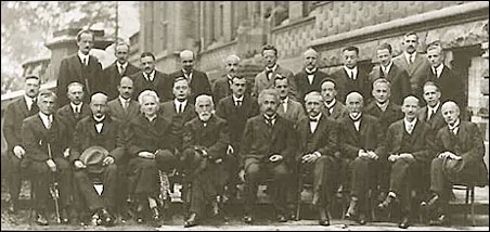 Photo of physicists who were involved in Copehangen interpretation experiment